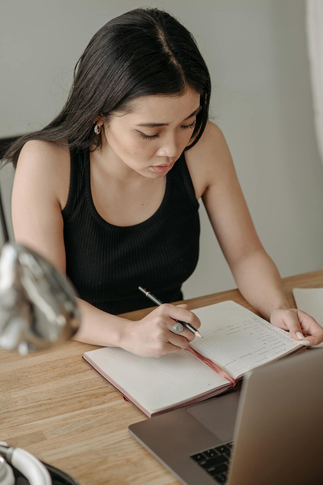 Студент за ноутбуком